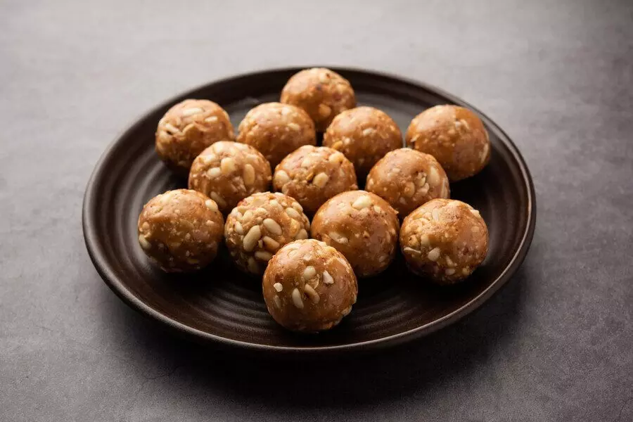 khajur Laddu अब आप भी बड़ी आसानी से घर पर ही बना सकते है