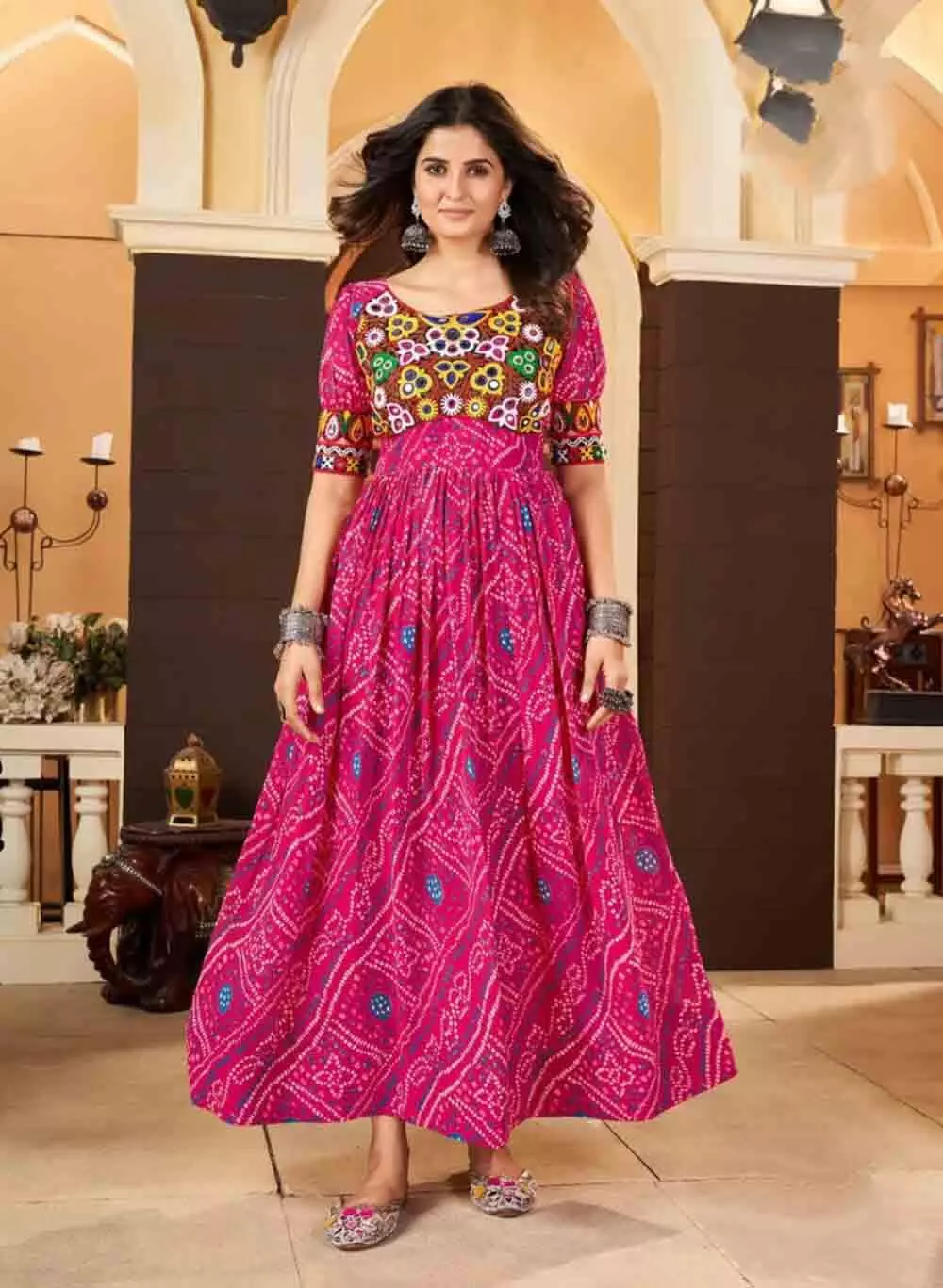 Gown Design:  डांडिया नाइट में सेलेब्स जैसा दिखना है तो इन गाउन को करें स्टाइल