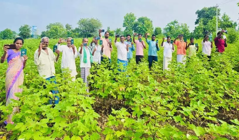 Adilabad के किसानों ने सेल्फी खींचकर कर्ज माफी के लिए सीएम कार्यालय को भेजी