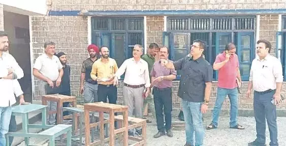 Poonch: पुंछ में मतदान केंद्रों पर सुविधाओं का आकलन किया गया