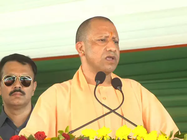 UP CM आदित्यनाथ ने मिर्जापुर में 127 विकास योजनाओं का शिलान्यास किया