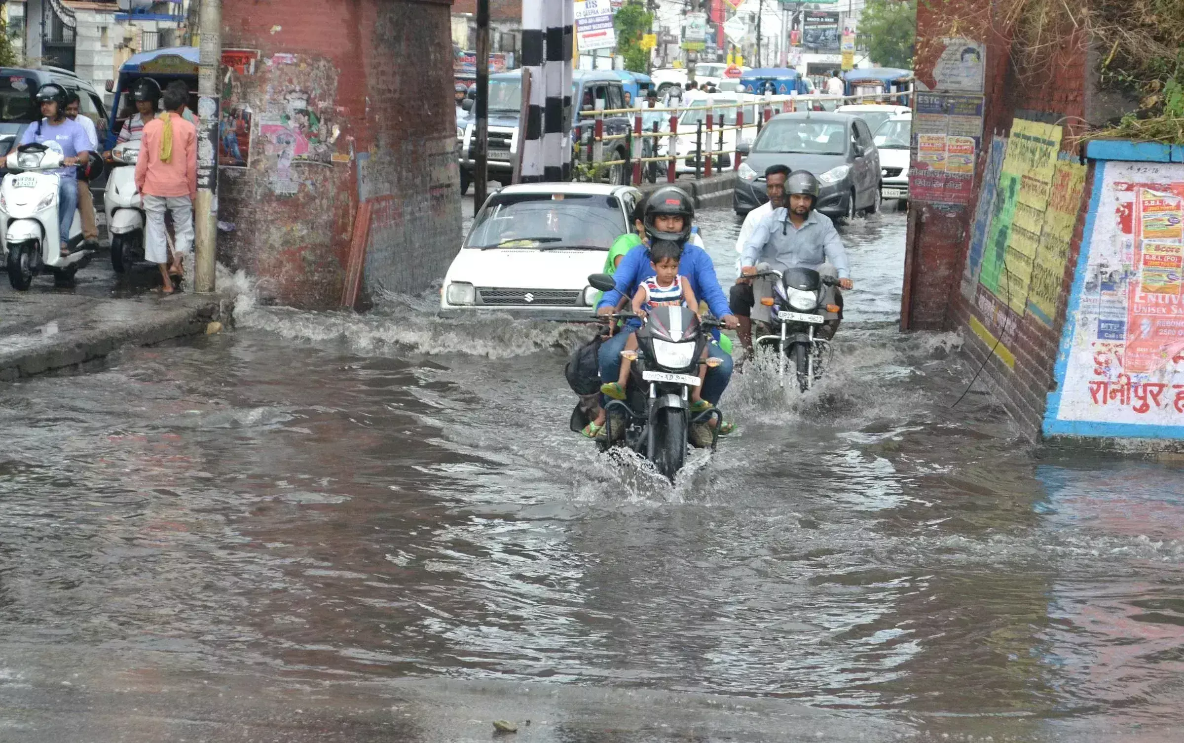 Haridwar: पानी की निकासी की व्यवस्था नहीं होने के कारण कई मार्गों में जलभराव