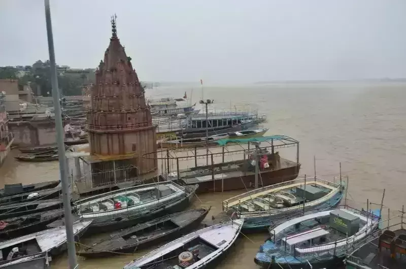 Varanasi: गंगा का जलस्तर प्रति घंटा पांच सेंटीमीटर घट रहा