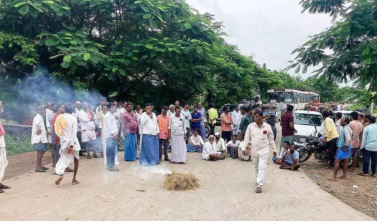 Karimnagar: नगर निगम में विलय के खिलाफ ग्रामीणों ने किया रास्ता रोको प्रदर्शन