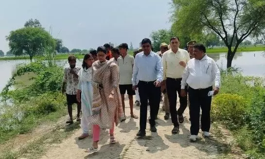 Raebareli: जिलाधिकारी हर्षिता माथुर ने बाढ़ प्रभावित क्षेत्र का दौरा किया