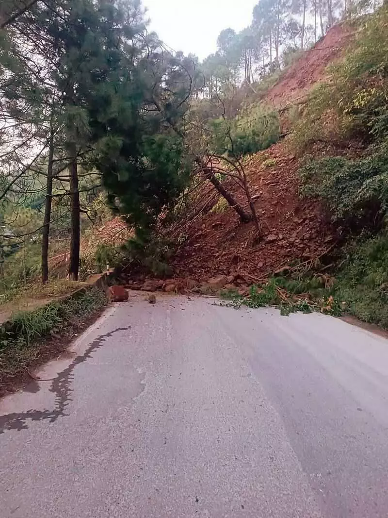 भूस्खलन से Shimla-बिलासपुर मार्ग पर यातायात 7 घंटे तक बाधित