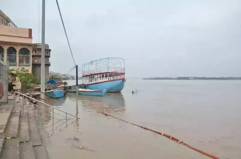 Varanasi: गंगा के जलस्तर में गिरावट जारी