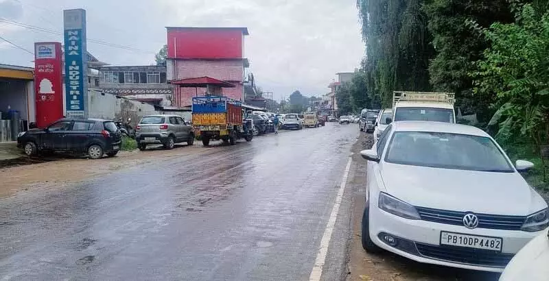 Mandi-सुंदरनगर राजमार्ग पर अतिक्रमण, फुटपाथ पर खड़े वाहन