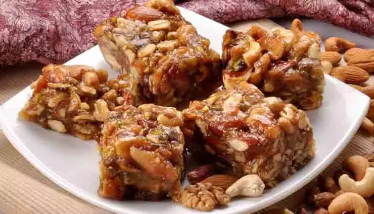 Dry Fruit Barfi: खाने में जितनी टेस्टी होती है हेल्दी के लिहाज से भी फायदेमंद होती है