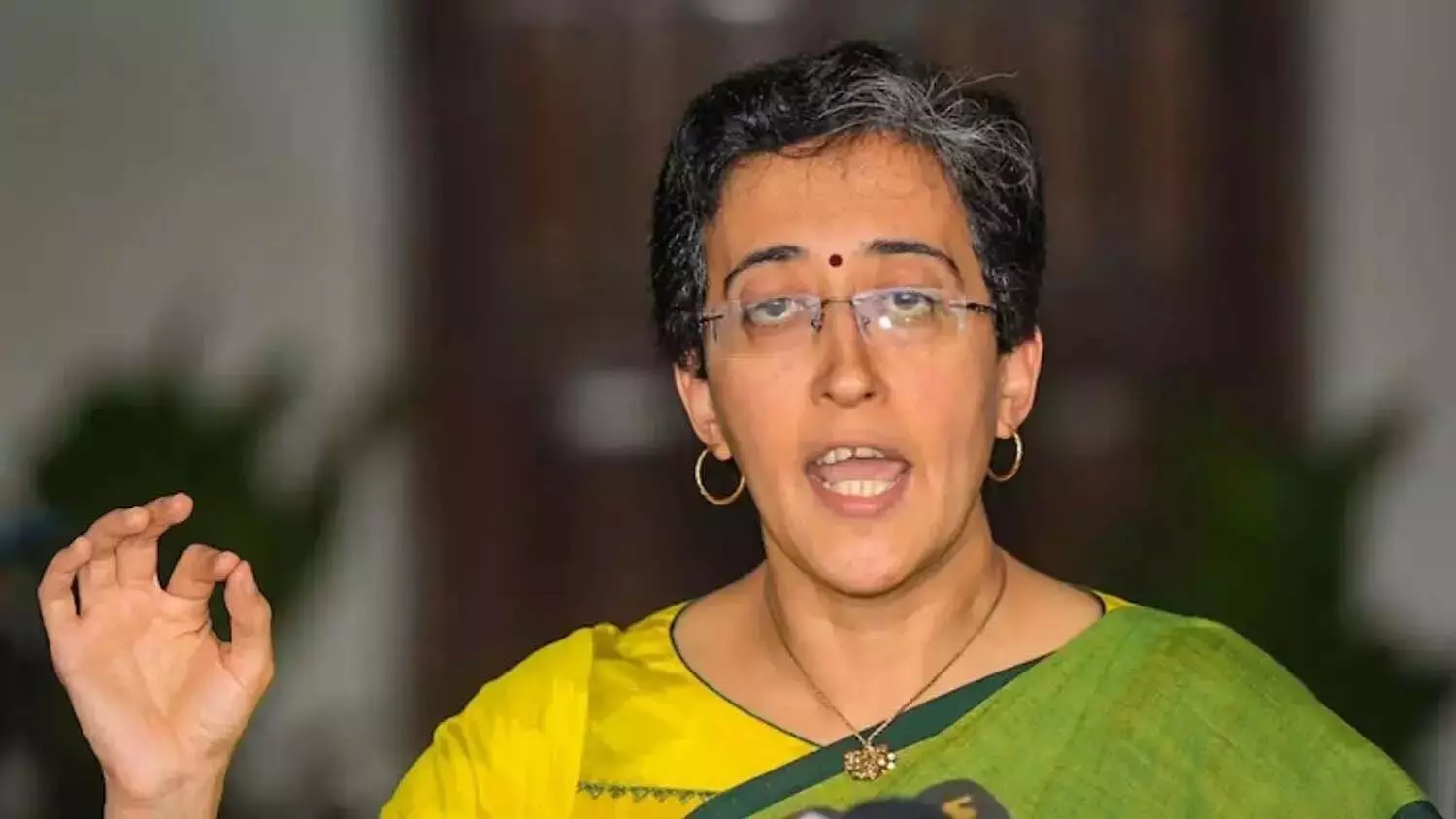 Atishi  ने बाबुओं को अपनी सरकार के पूर्ण समर्थन का आश्वासन दिया