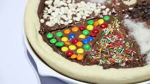 Chocolate pizza मिनटों में हो जाता है तैयार