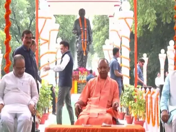 CM Yogi ने पंडित दीन दयाल उपाध्याय की जयंती पर उनकी प्रतिमा का अनावरण किया