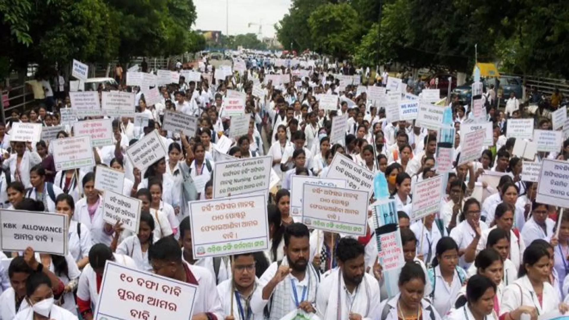 Nurses के काम बंद करने पर सरकार ने कार्रवाई की चेतावनी दी