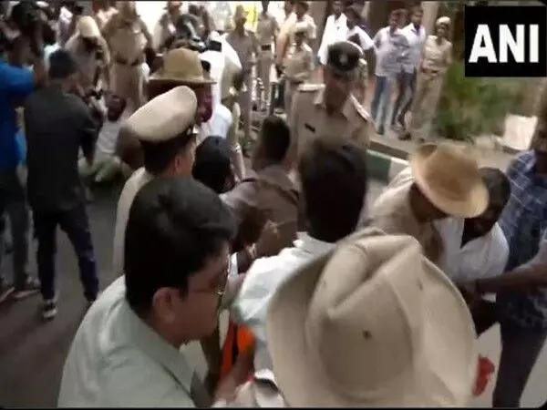 BJP कार्यकर्ताओं को पुलिस ने हिरासत में लिया