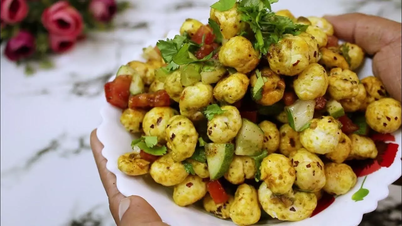 makhana chaat: जल्दी घटाना चाहते है वजन, तो  बनाएं टेस्टी मखाना चाट