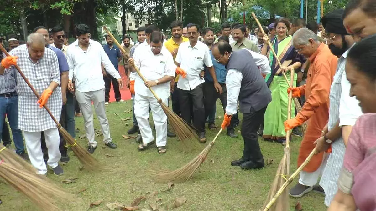 डिप्टी CM अरुण साव ने उद्यान में झाड़ू लगाकर सफाई की