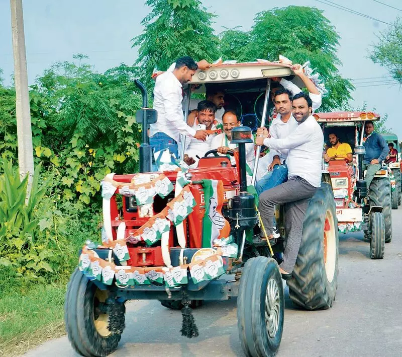 Haryana : उम्मीदवार कंबाइन से लेकर ट्रैक्टर तक पर सवार होकर मैदान में उतरे