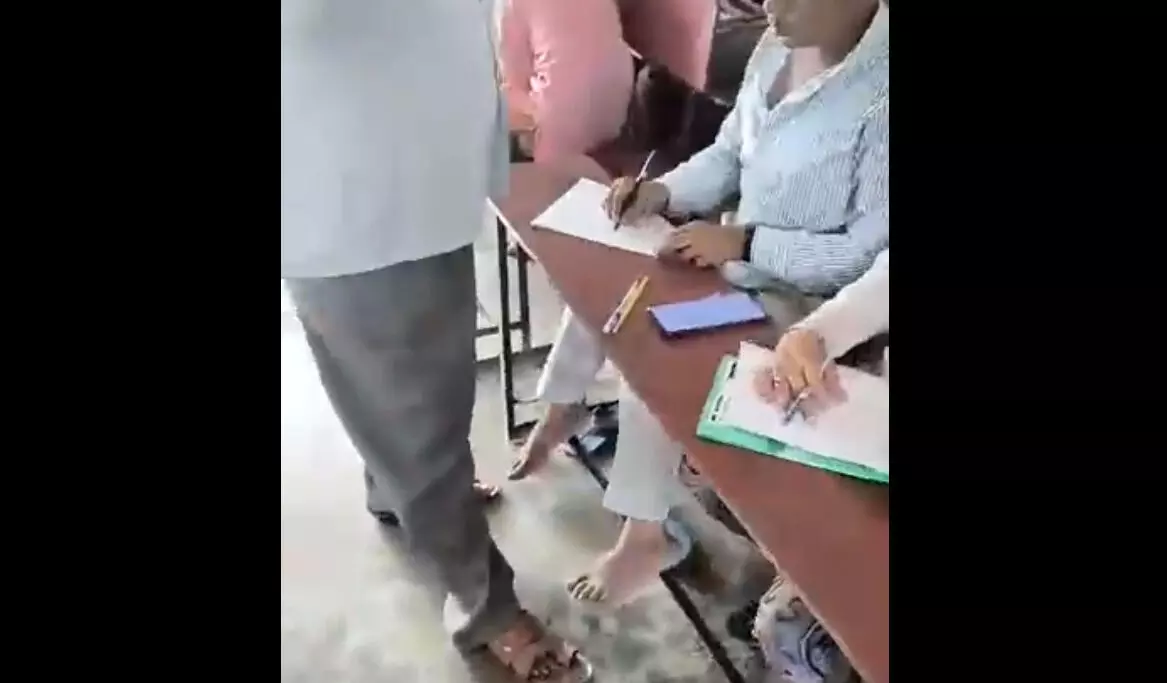 सरकारी स्कूल के VIDEO से हड़कंप, प्र‍िंस‍िपल पर नकल करवाने का आरोप, गूगल का इस्तेमाल