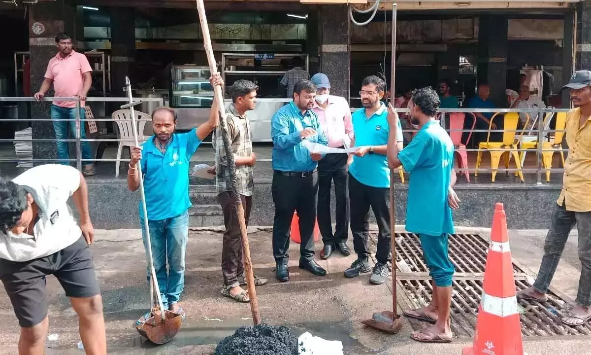 HMWSSB प्रमुख ने सीवेज ओवरफ्लो से परेशान क्षेत्रों का निरीक्षण किया