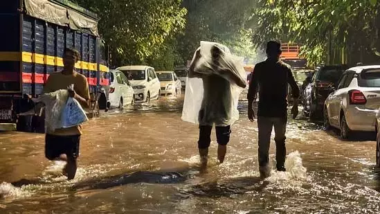 Mumbai rains: 14 उड़ानें डायवर्ट, लोकल ट्रेनें प्रभावित पालघर के लिए रेड अलर्ट