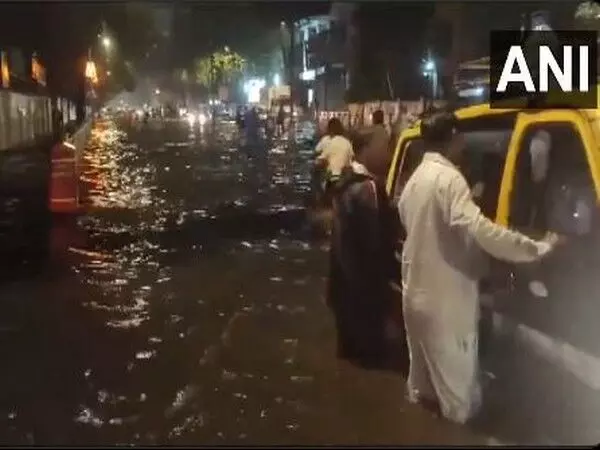 Mumbra के कई इलाकों में भीषण जलभराव, यातायात जाम, मुंब्रा बाईपास पर भूस्खलन