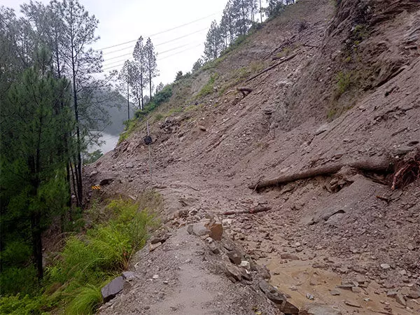 Uttarakhand: मलबे के कारण बद्रीनाथ राष्ट्रीय राजमार्ग अवरुद्ध