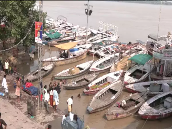 नाव चलाने पर लगातार प्रतिबंध के कारण Varanasi के नाविकों के सामने आजीविका का संकट