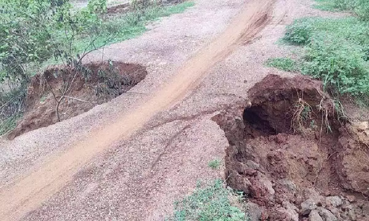 Andhra Pradesh: क्षतिग्रस्त सड़क यात्रियों की सुरक्षा के लिए खतरा बन गई