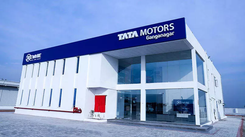 Tata Motors के शेयर में 2.4% की बढ़त