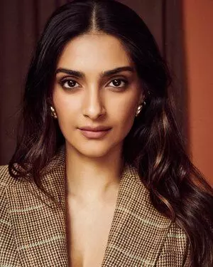 Sonam Kapoor : मैं अक्सर किताबों से लिए गए किरदारों की ओर आकर्षित होती हूँ