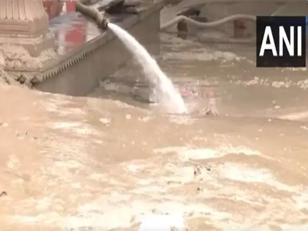 त्योहारों से पहले Varanasi के घाटों की सफाई का काम जारी