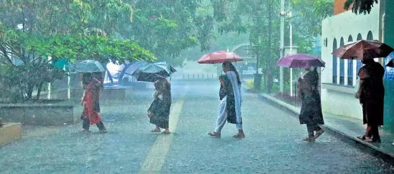 लगातार बारिश से Odisha का केंद्रपाड़ा ठप्प