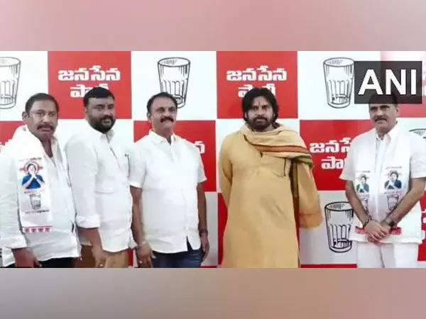 YSR कांग्रेस पार्टी के तीन पूर्व विधायक पवन कल्याण की जेएसपी में शामिल हुए