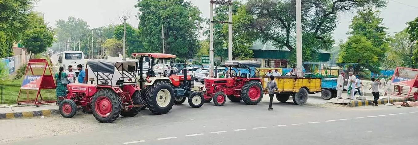 किसानों ने फिरोजपुर प्रशासनिक परिसर के पास NH-5 को जाम किया