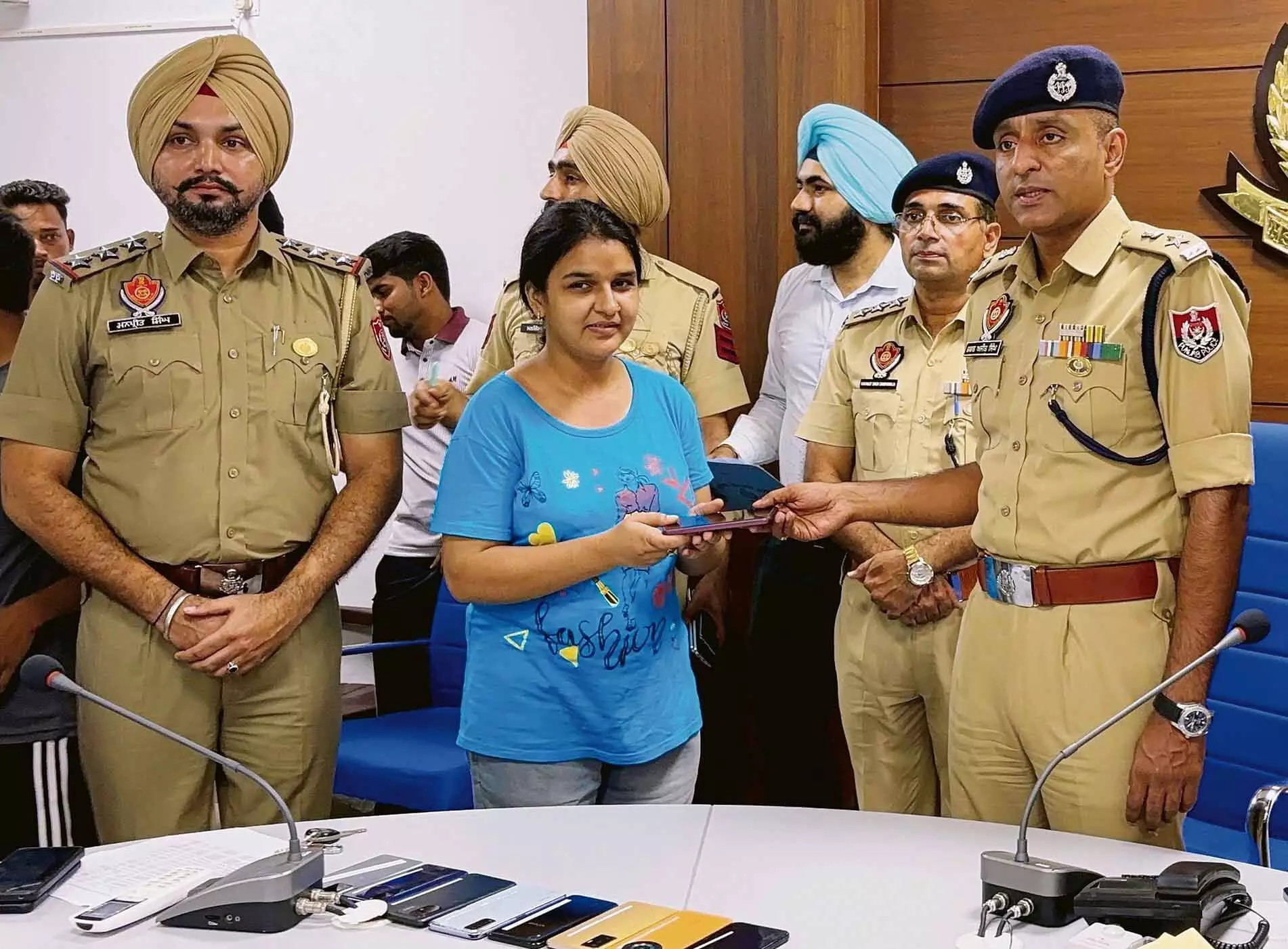 Malerkotla पुलिस ने चोरी हुए 30 मोबाइल फोन मालिकों को सौंपे