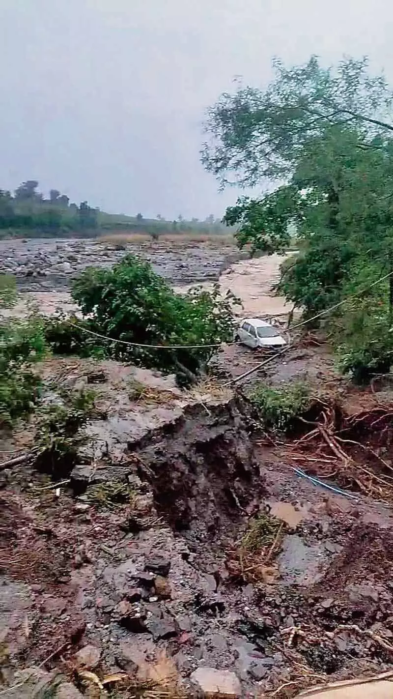 Sirmaur में भारी बारिश से ग्रामीण की मौत, सड़कें क्षतिग्रस्त