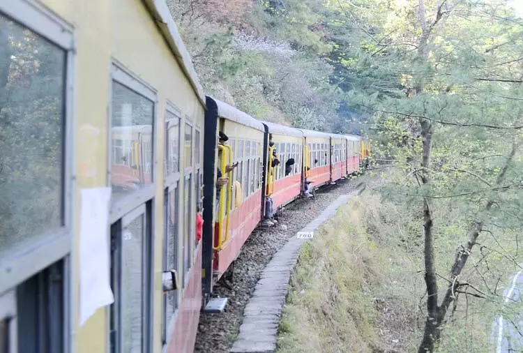 Kalka-Shimla Railway आपको धरती पर स्वर्ग ले जाएगी