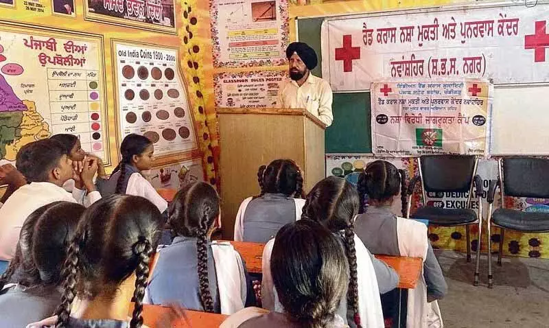 Jalandhar: सरकारी स्कूल में नशा मुक्ति जागरूकता शिविर