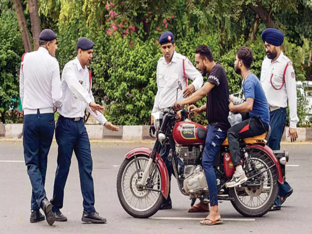 Traffic police कार से चाबी निकालने या टायर से हवा निकालने से प्रतिबंधित किया