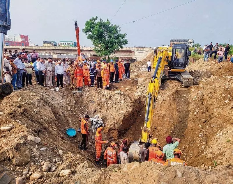 Samba में मिट्टी धंसने की जगह से छह मजदूरों को बचाया गया