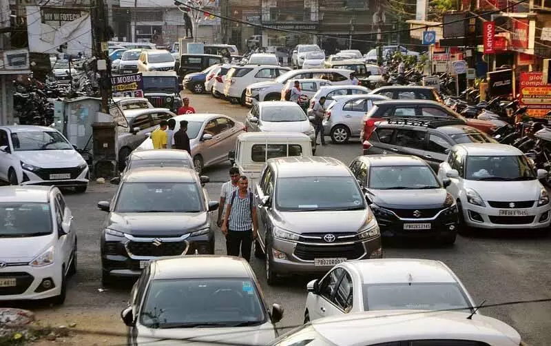 Nehru शॉपिंग कॉम्प्लेक्स में खुली पार्किंग से यातायात में अव्यवस्था बढ़ रही