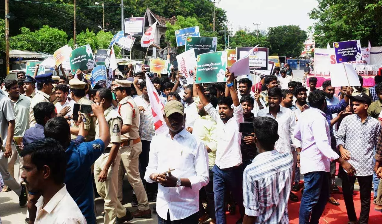 SFI Telangana ने शिक्षा मंत्री की नियुक्ति और लंबित मुद्दों की मांग को लेकर विरोध प्रदर्शन किया