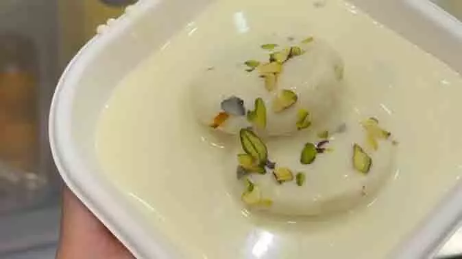 Rasmalai Recipe: घर पर खास विधि से बनाएं रसमलाई