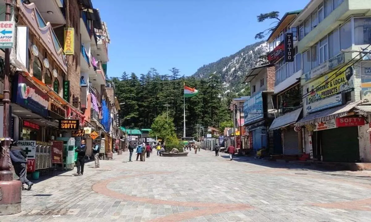 Himachal: कुल्लू दशहरा के दौरान पर्यटकों के आगमन के लिए होटल व्यवसायी तैयारियों में जुटे