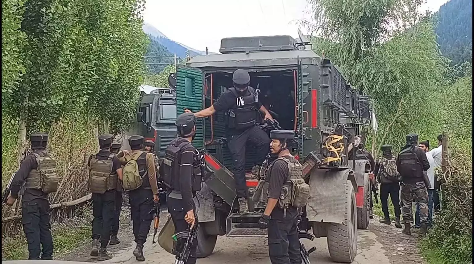 Kashmir: आदिगाम कुलगाम में गोलीबारी जारी