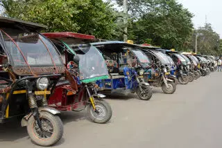 Varanasi: ई-रिक्शों के न चलने से सड़कों पर आवागमन सुगम दिखा