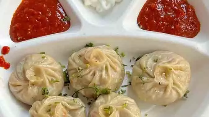 Momos Recipe: घर पर ही बनाएं बाजार जैसे स्वादिष्ट मोमोज