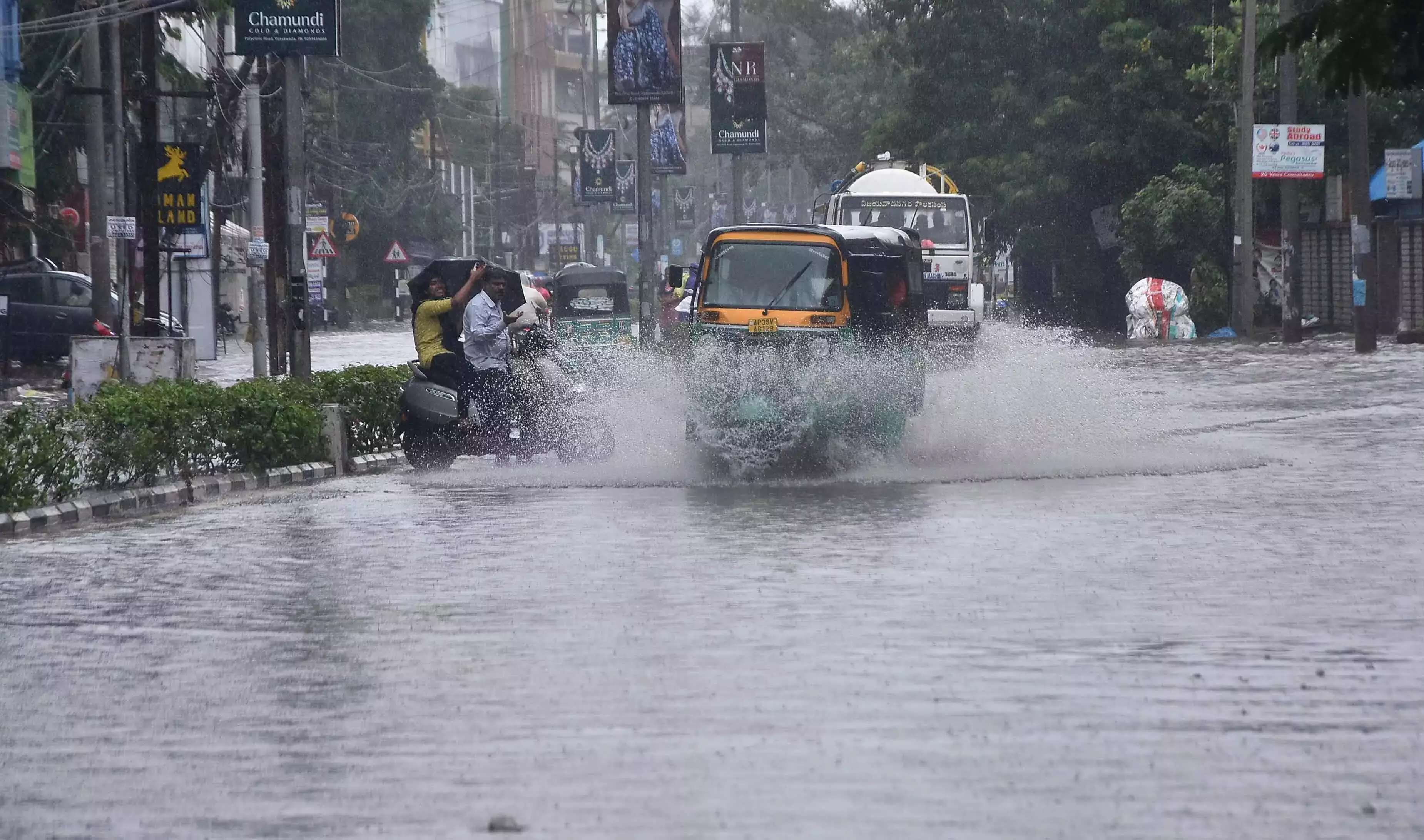 Godavari जिले में भारी बारिश, नाले उफान पर