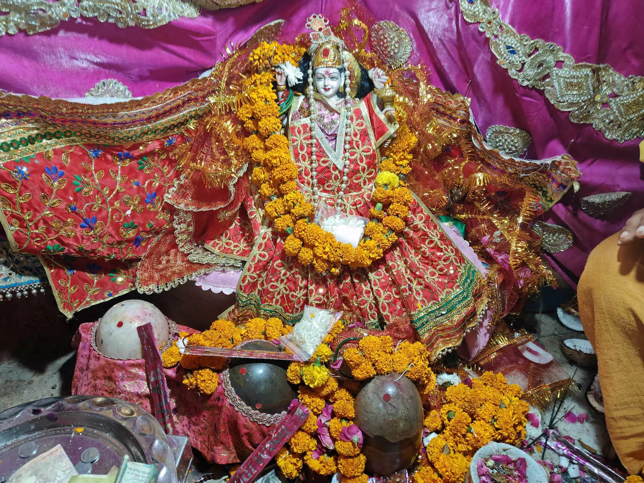 Navratri के दौरान देवी के प्रवेश से पहले आंगन को इस तरह से सजाया जाता