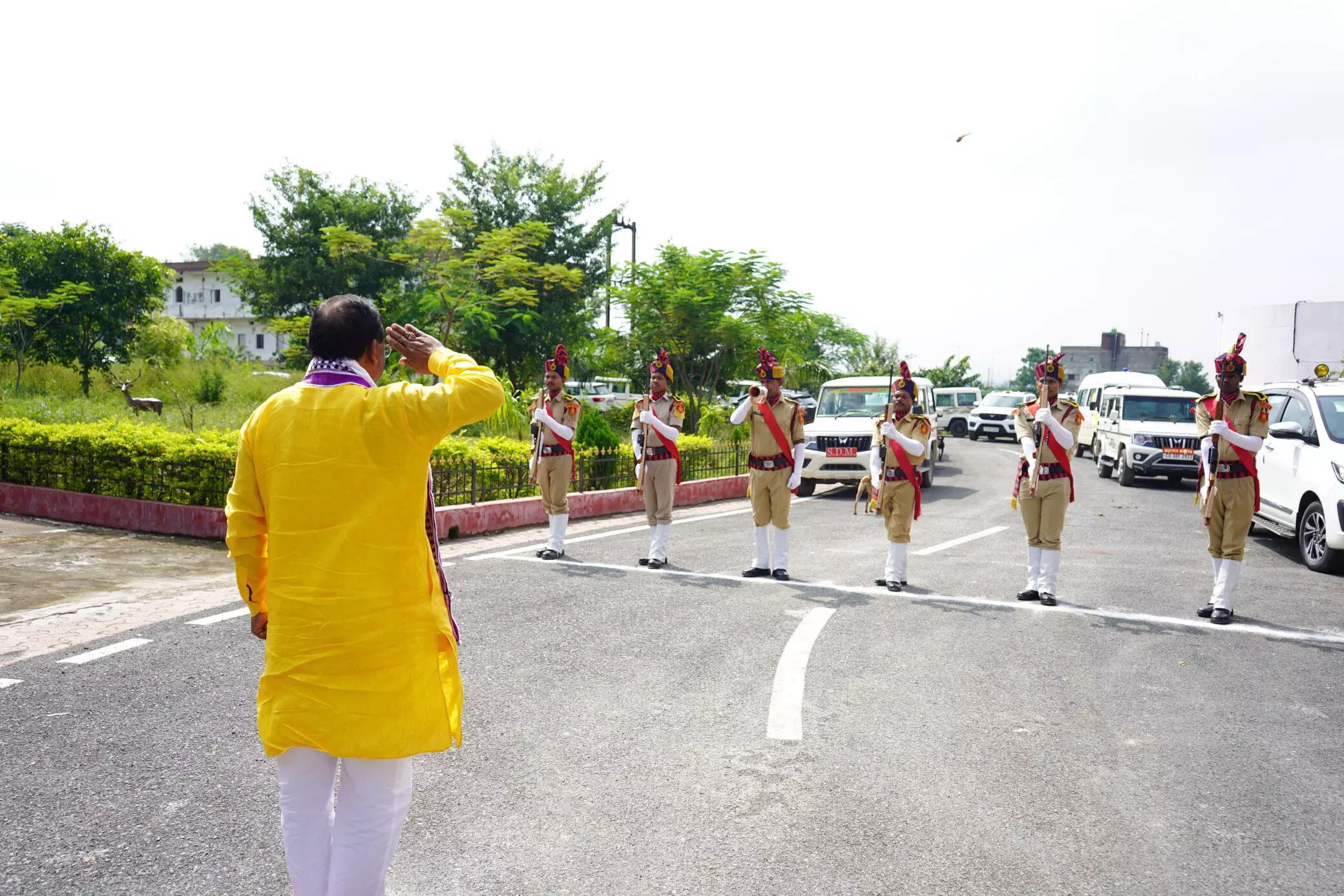 पुलिस प्रशासन ने मंत्री राम विचार नेताम को गार्ड ऑफ ऑनर देकर किया सम्मानित